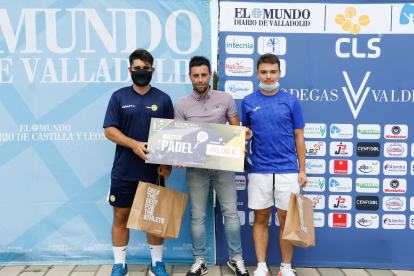 Rodrigo Casado y Diego García, campeones pádel federado 2ª categoría, con Javier Merayo, Gerente de Bodegas Val de Vid / J. M. LOSTAU