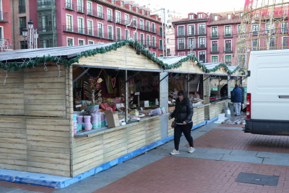 Mercado artesanal en la plaza Mayor de Valladolid. -J.M. LOSTAU
