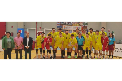 El CD Universidad en la fase de ascenso a la Superliga 2 de voleibol masculino. / EL MUNDO