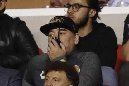 Maradona sigue el partido de su equipo desde el palco.-EL PERIÓDICO