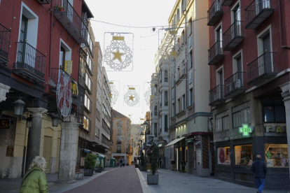 Alumbrado de Navidad en la calle Pasión de Valladolid. -J.M. LOSTAU