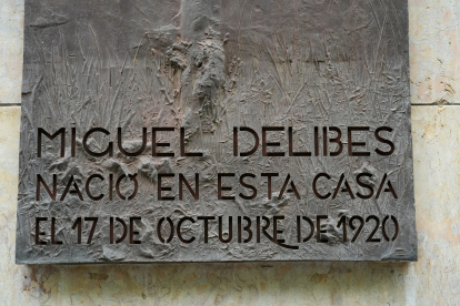 Edificio en el número 12 de la calle Acera de Recoletos, donde nació Miguel Delibes. J.M. LOSTAU