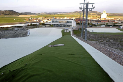 Meseta Sport ayer, con la pista de nieve sintética, zona verda, remonte y edificios de servicios al fondo.-J.M.LOSTAU