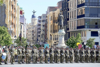 Parada militar en la plaza de Zorrilla durante la celebración del Día de las Fuerzas Armadas.-ICAL