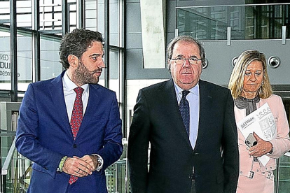 El presidente Herrera, flanqueado por César Pontvianne y la consejera Pilar del Olmo, a su llegada al acto con Empresa Familiar.-ICAL