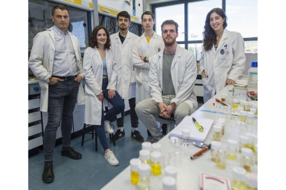 Imagen del profesor Gustavo Espino con miembros del equipo de investigación.-ISRAEL L. MURILLO