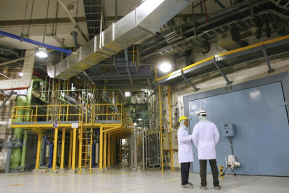 Imagen de dos empleados en el interior de la central nuclear de Garoña.-ISRAEL L. MURILLO
