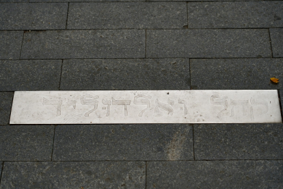 Placas en el suelo en la zona deportiva de la Acera de Recoletos que recuerdan la existencia de un cementerio judío bajo ellas. J.M. LOSTAU