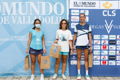 Natalia Molinilla, finalista, con Tania Revert y Ariadna Cadón, campeonas pádel federado / J. M. LOSTAU
