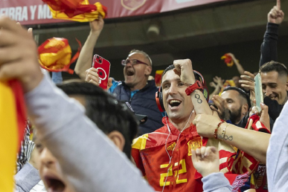 Un aficionado ciego disfruta de un partido de España con el sistema de narración específico. / RFEF
