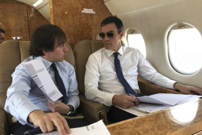 Pedro Sánchez, en el Falcon, junto a José Manuel Albares, uno de sus asesores, en un viaje oficial.-MONCLOA