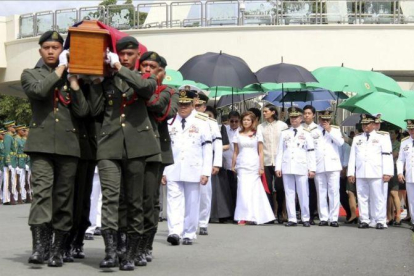 Ceremonia de entierro del exdictador Ferdinand Marcos, en el Cementerio de los Héroes de Filipinas, en Pasay (Manila), este viernes.-EFE