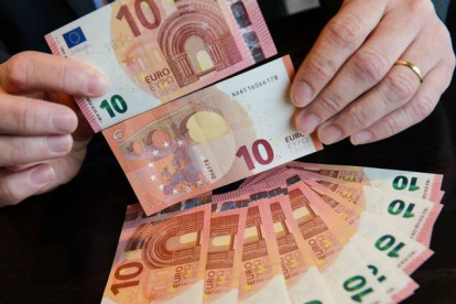 Los nuevos billetes de 10 euros.-Foto: AFP / ARNE DEDERT