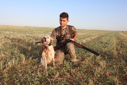 Un joven cazador con su perra y una codorniz abatida en Simancas.- LEONARDO DE LA FUENTE