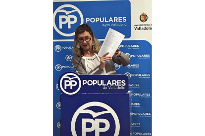 Pilar del Olmo muestra unos documentos durante la presentación de las enmiendas del PP .-E.M.