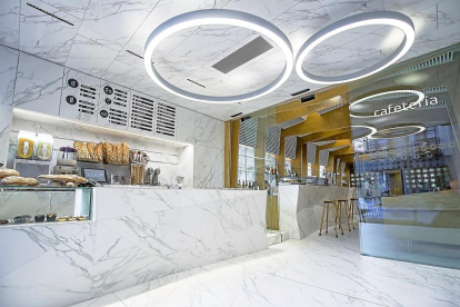 Interior de la cafetería, diseñada por los arquitectos premiados .-ICAL