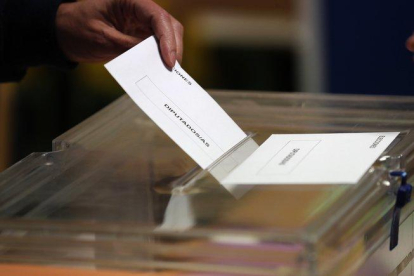 Una urna electoral en una imagen de archivo. -E.M