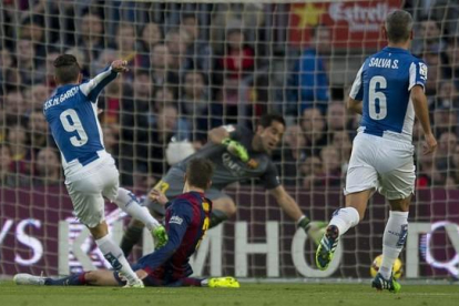 Sergio Garcia supera a Bravo y abre el marcador en el derbi del Camp Nou-JORDI COTRINA