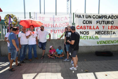 Los secretarios de Acción Sindical de UGT y CCOO Castilla y León, Raúl Santa Eufemia y Vicente Andrés, acompañan a los trabajadores de Lauki en su concentración.-ICAL