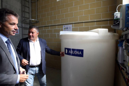 El alcalde de Arroyo de la Encomienda, José Manuel Méndez, y el director de concesiones de Aquona, Jesús María García del Valle, visitan los nuevos depósitos de agua-Ical
