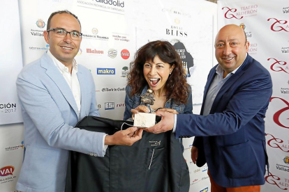 Víctor Alonso, Ana Redondo y Jaime Fernández posan con el galardón al ‘pincho de oro’ que recibirá el ganador-J.M. Lostau