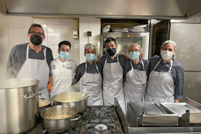 Foto del equipo de cocina que trabaja en el restaurante ponferradino. / LA POSADA