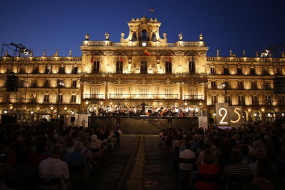 Concierto de la Oscyl en la plaza mayor de Salamanca dentro del ciclo que la orquesta está haciendo en las capitales de la region para celebrar su 25 aniversario.-ICAL