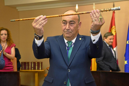 Miguel Ángel Vicente muestra el bastón de mando tras ser proclamado presidente de la Diputación de Segovia.-ICAL