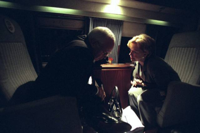 Dick Cheney con su esposa a bordo de un avión presidencial horas después de los ataques.  HANDOUT | REUTERS