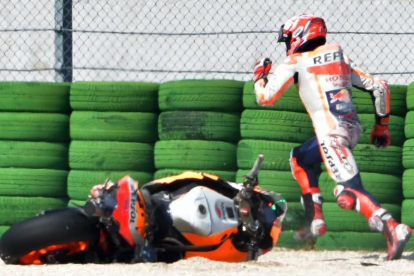 Marc Márquez sale corriendo a pie, disparado, a buscar su segunda moto tras caerse en Misano.-TIZIANA FABI