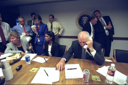 El vicepresidente Dick Cheney habla por teléfono durante la reunión. HANDOUT | REUTERS