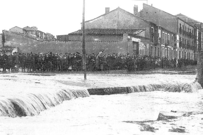 Un centenar de vecinos contempla impotente el desbordamiento de La Esgueva en 1924. Hasta la regulación del canal para riego en los años 70 se sucedieron estos episodios. ARCHIVO MUNICIPAL