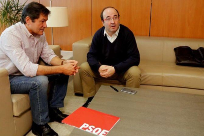 Javier Fernández y Miquel Iceta, durante la reunión que mantuvieron en Madrid el pasado lunes.-JUAN MANUEL PRATS