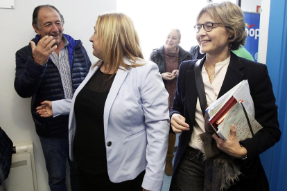 Isabel García Tejerina ayer en la sede del PPde Soria junto a la presidenta provincial, Yolanda de Gregorio.-L.A. TEJEDOR