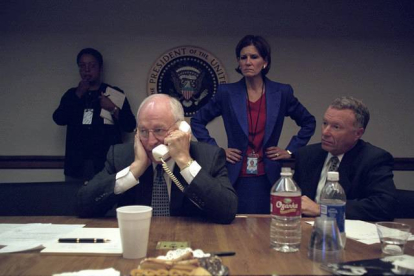 Dick Cheney habla por teléfono durante la reunión del gabinete de emergencia. REUTERS
