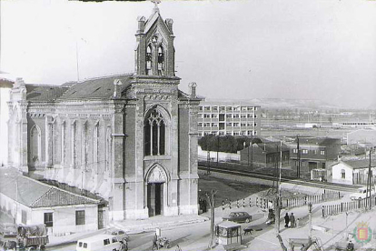 Iglesia del Pilar, 'La Pilarica' en los años 70 del siglo pasado, con el ambiente de los alrededores y el paso a nivel al lado. ARCHIVO MUNICIPAL
