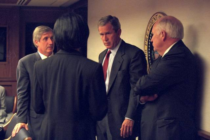 El presidente George Bush junto al vicepresidente Dick Cheney en el Centro Presidencial de Operaciones de Emergencia en las horas posteriores al 11-S. REUTERS