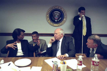 Dick Cheney junto Condoleezza Rice en la reunión del gabinete de emergencia por los atentados del 11-S. HANDOUT | REUTERS