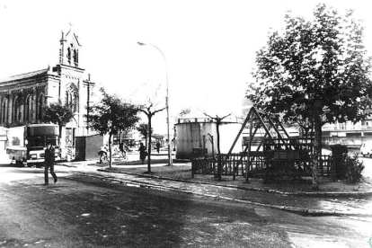 Vista de la Plaza de Rafael Cano, con carruseles, en los años 70. ARCHIVO MUNICIPAL
