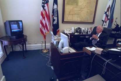 Dick Cheney mira en la televisión de su despacho noticias de los atentados del 11-S. REUTERS