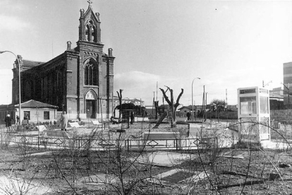 IMAGEN DE LA FACHADA DE LA Iglesia de La Pilarica con un parque enfrente. Fecha desconocida, se atribuye a los años 70. ARCHIVO MUNICIPAL