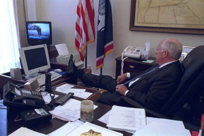 Dick Cheney en su despacho viendo noticias sobre los atentados. HANDOUT | REUTERS