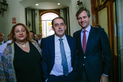 Terol, a la derecha, en Soria junto a Yolanda de Gregorio y el nuevo presidente de la Diputación soriana-ICAL