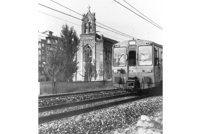 Un tren pasa por el antiguo paso a nivel de La Pilarica en los años 70 del siglo pasado. ARCHIVO MUNICIPAL