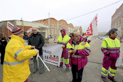 Protesta de trabajadores junto a los talleres del Paseo de Farnesio.-ICAL
