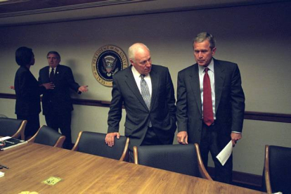 Bush y Cheney durante el gabinete de emergencia. HANDOUT | REUTERS