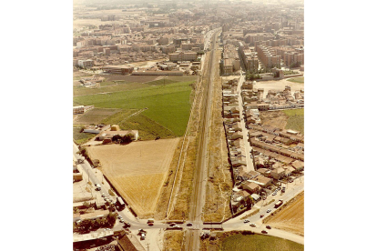 Panorámica de Valladolid: Línea de ferrocarril y barrio Belén. Vía del ferrocarril entre los barrios de Belén y Pilarica. Año 1984. ARCHIVO MUNICIPAL