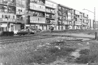 Desaparecido paso a nivel de La Pilarica en 1986. ARCHIVO MUNICIPAL