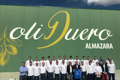 La plantilla y directiva del Recoletas Atlético Valladolid ayer en su visita a la Almazara Oliduero en Medina.-EL MUNDO