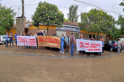 Vecinos de Barcial de la Loma concentrados a las puertas del Centro de Salud de Villafrechós, ayer.-E. M.